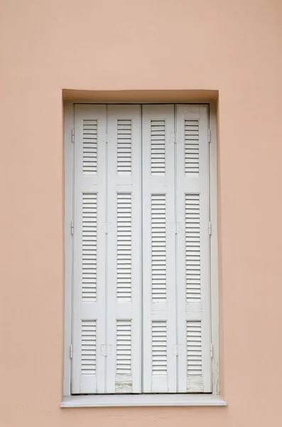 Fenêtre Avec Volets Bois Blanc Sur Mur Rose Grèce Europ — Photo