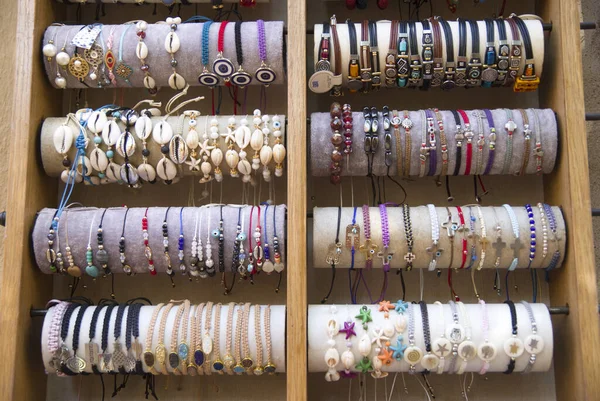 Stillage Avec Nombreux Bracelets Dans Boutique Grèce Europ — Photo
