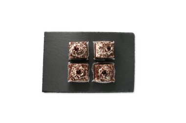 Gri dokuda çikolatalı pasta dilimleri - izole edilmiş 