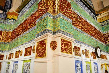 Medine / Suudi Arabistan - 30 Mayıs 2015: Peygamber Muhammed Camii, Arap Kaligrafi Yazıtları ve İslami sanat süsü - El-Mescid 'in ön tarafında bir Nabawi