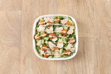 Yunanistan salatası ve taze sebzeler ahşap bir arka planda geniş bağırsak