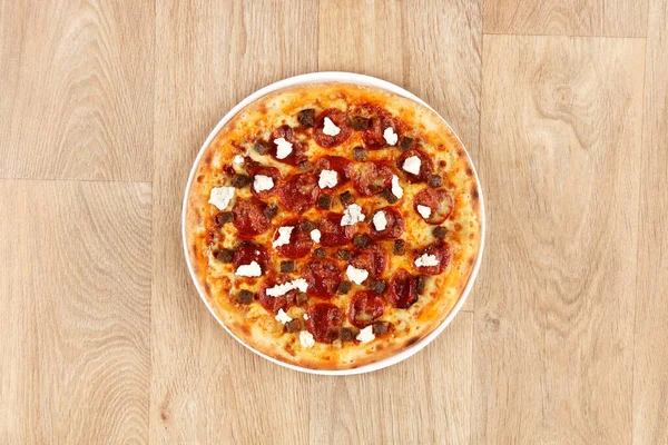Pizza Pepperoni Con Verduras Sobre Fondo Madera — Foto de Stock