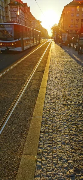 Sokakta tramvayla gün batımı