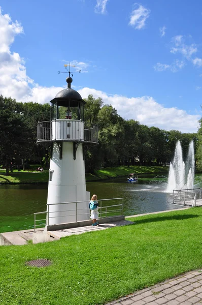 Şehir parkında yalnız bir deniz feneri