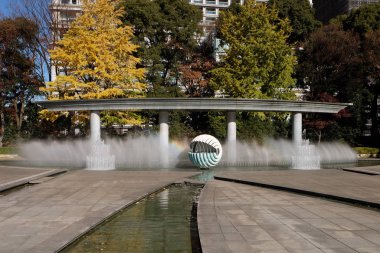Tokyo şehir parkındaki çeşme