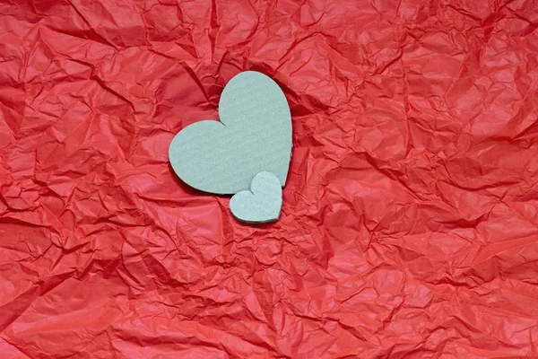 Ημέρα Του Αγίου Βαλεντίνου Καρδιές Από Χαρτόνι Ένα Κόκκινο Φόντο — Φωτογραφία Αρχείου