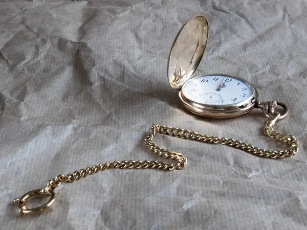 テーブルの上に古いポケットゴールドの腕時計 — ストック写真