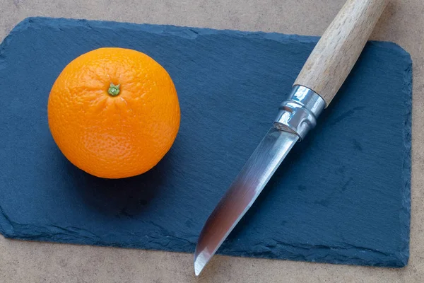 Taştan bir tahtanın üzerinde Mandarin ile hayat