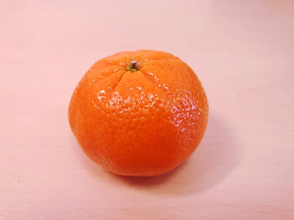 Mandarina Sobre Mesa — Foto de Stock
