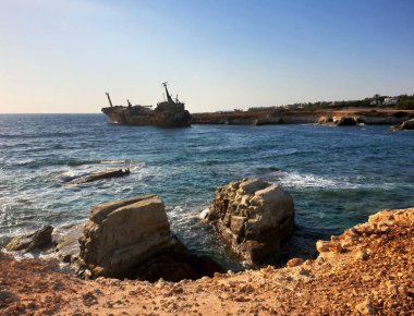Körfezde terk edilmiş gemi.