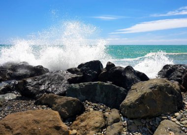 Güzel dalgalar ve büyük taşlar