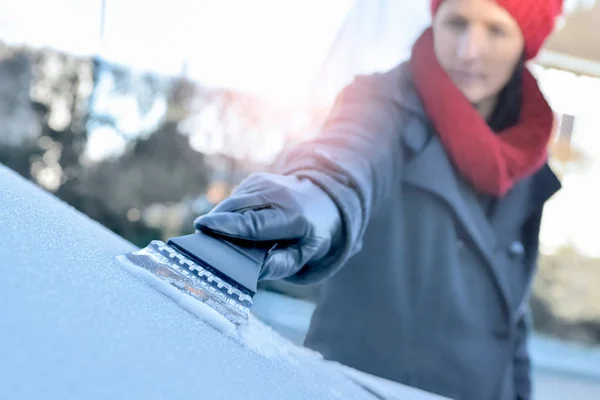 Conducción de invierno - Raspar hielo — Foto de Stock