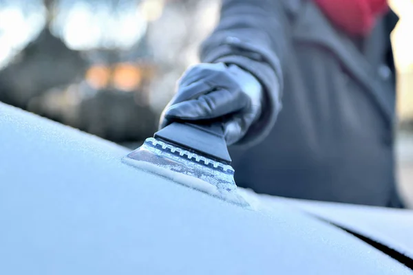 冬の運転 - 氷をこする — ストック写真