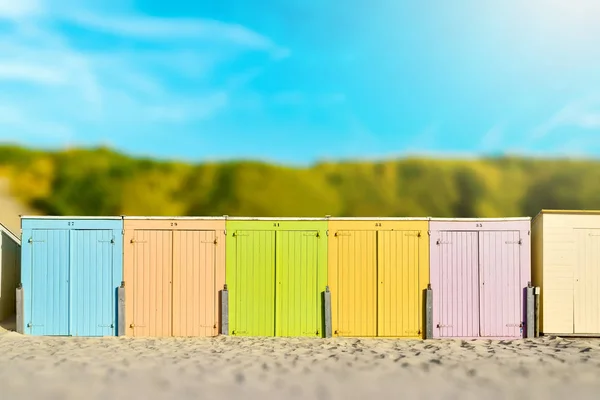 Sur la plage au bord de la mer - belles cabanes colorées sur une plage de sable fin par une journée ensoleillée - effet miniature - style vintage — Photo