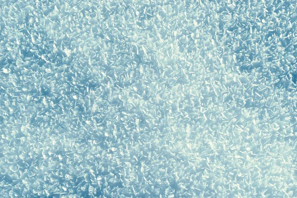 雪の覆われた 大規模な雪の結晶を雪に覆われた地面のクローズ アップ — ストック写真
