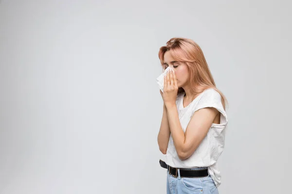 Retrato Una Linda Mujer Joven Sonándose Nariz Una Servilleta Papel —  Fotos de Stock