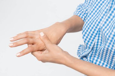 Avuç içi ağrısı ve zayıflığı olan bir kadın. Masaj ve el yoğurma. Kemik iltihabı, romatizma, bilek burkulması, karpal tünel sendromu, kırıklar. Sağlık sigortası konsepti. Fotoğrafı kapat.