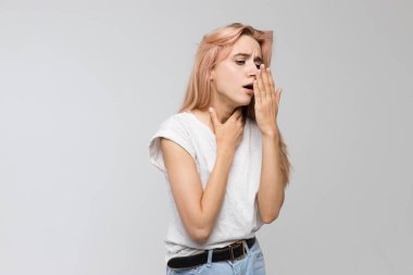 Stüdyo portresi genç sağlıksız öksürük hastalığının ilk belirtilerini hissediyor / gripten muzdarip, çok öksürüyor, boğazı ağrıyor, midesi bulanıyor, göğüs ağrısı, ilaç ve sağlık sigortası konsepti.