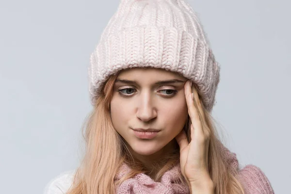 Close Studio Retrato Menina Suéter Rosa Chapéu Branco Profundo Pensamento — Fotografia de Stock