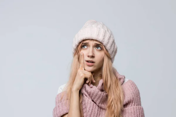 Foto Estúdio Adolescente Atraente Uma Camisola Rosa Chapéu Branco Profundo — Fotografia de Stock