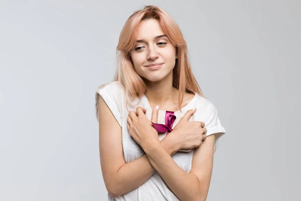 Studio Portrait Cute Blonde Teen White Shirt Presses Gift Chest — Stockfoto