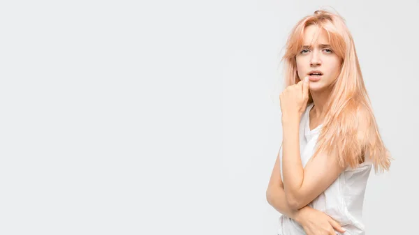 Studio Zijaanzicht Portret Van Schattig Aantrekkelijk Blond Meisje Wit Shirt — Stockfoto