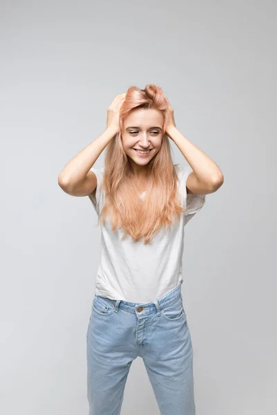 Retrato Estudio Vertical Mujer Linda Camiseta Blanca Con Sonrisa Atractiva —  Fotos de Stock