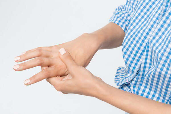 Женщина страдает от боли и слабости в ладони. Массаж и замесение рук. Остеоартрит, ревматоидный артрит, растяжение запястья, синдром запястного канала, переломы. Концепция здравоохранения. Крупный план фото
