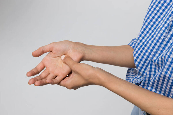 Обрезанный снимок женщины, страдающей от боли в руках, слабости и покалывания в руке / остеоартрите, ревматоидного артрита, растяжения запястья, синдрома запястного канала, переломов. Здравоохранение и медицина
