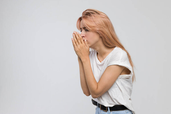 Студийный портрет молодого нездорового кашля студента, испытывающего первые симптомы болезни / страдает от простуды, бронхита, кашля много, боли в горле, чувство тошноты, медицины и концепции здравоохранения
.