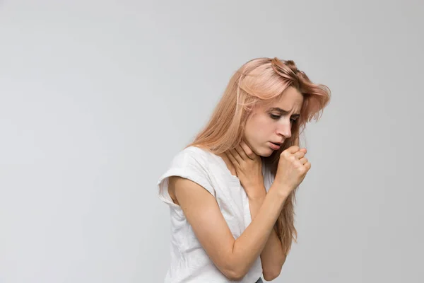 Retrato Estudio Una Mujer Joven Con Tos Poco Saludable Que —  Fotos de Stock