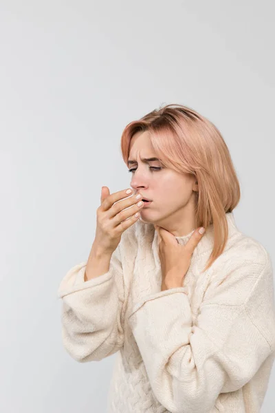 Retrato Estudio Vertical Una Joven Rubia Malsana Tosiendo Suéter Caliente —  Fotos de Stock