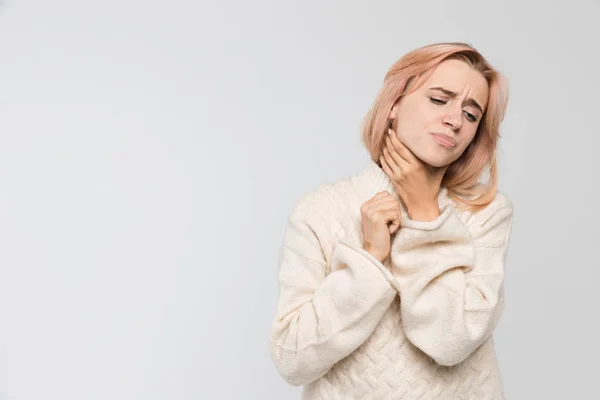 Studioporträt Einer Jungen Ungesunden Blonden Frau Warmen Pullover Die Ihren — Stockfoto