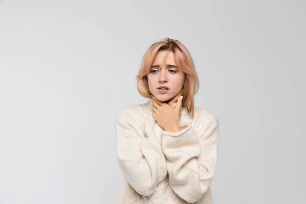 Retrato Estudio Horizontal Una Joven Rubia Malsana Con Suéter Caliente — Foto de Stock