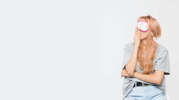 Retrato Estudio Una Joven Somnolienta Con Una Camiseta Gris Que —  Fotos de Stock