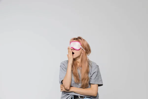 Studio Portrait Bored Teenager Grey Shirt Covering Mouth Hand Looking — Stock Photo, Image