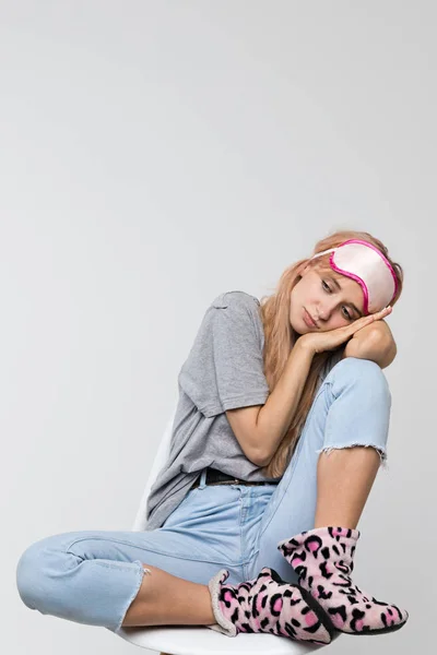 Retrato Del Estudio Joven Somnolienta Con Camiseta Gris Siente Cansada —  Fotos de Stock