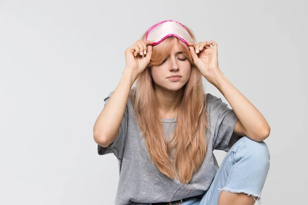 Nahaufnahme Studioporträt Einer Jungen Schläfrigen Frau Grauem Shirt Mit Schlafmaske — Stockfoto