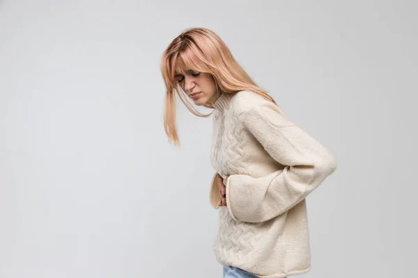 Junge Süße Frau Weißen Pullover Die Unter Bauchschmerzen Leidet Menstruationsschmerzen — Stockfoto