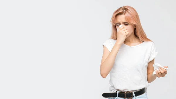 Studio Portret Van Jonge Blonde Vrouw Die Haar Neus Snuit — Stockfoto