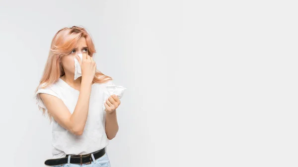 Young Blonde Woman Blowing Her Nose Paper Napkin Looks Reasons — Stock Photo, Image