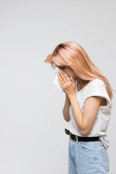 Retrato Una Joven Hermosa Mujer Que Sonó Nariz Una Servilleta —  Fotos de Stock