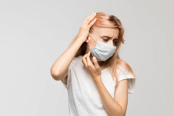 Beyaz tişörtlü, boynu kaşınan, tahriş olan hassas cilt, alerji belirtileri, rhinitis, soğuk, kaşıntı, sağlık ve tıp konsepti olan güzel bir kadının izole edilmiş stüdyo portresi.