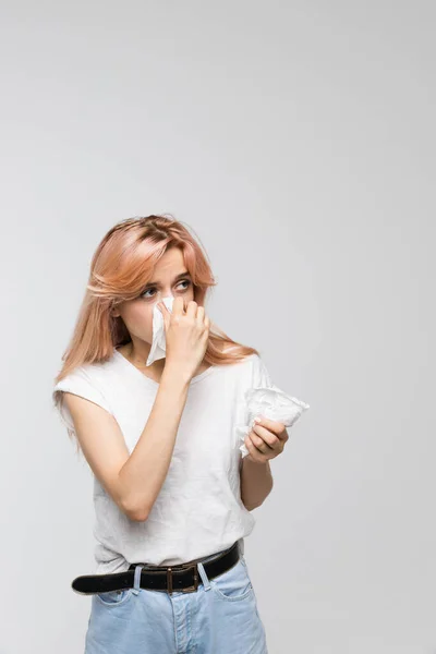 Retrato Mulher Bonito Soprando Nariz Guardanapo Papel Olha Para Fonte — Fotografia de Stock