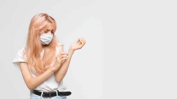 Donna Bionda Maschera Medica Graffiare Mano Guarda Luogo Prurito Pelle — Foto Stock