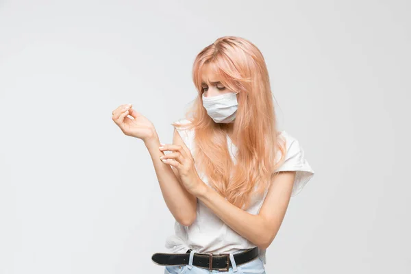 Mulher Loira Máscara Médica Coçar Mão Olha Para Lugar Coceira — Fotografia de Stock