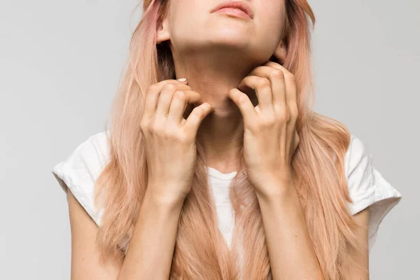 Estúdio Isolado Retrato Jovem Bela Mulher Branco Shirt Coçar Pescoço — Fotografia de Stock