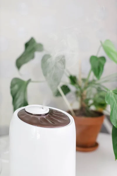 Foto Cerca Del Humidificador Aire Blanco Esparciendo Vapor Humidificación Del — Foto de Stock