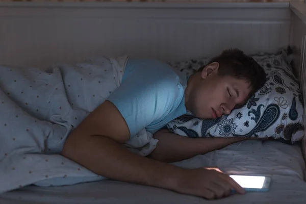 Blanke Man Die Nachts Slaap Valt Met Een Smartphone Bed — Stockfoto
