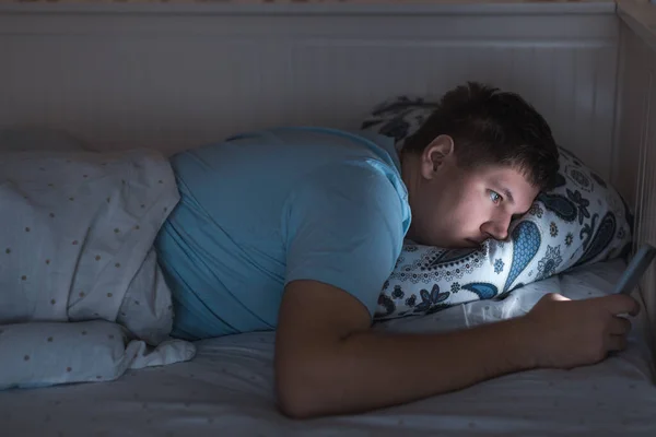 Hombre Somnoliento Con Pelo Peludo Despierto Tarde Noche Cama Navegar — Foto de Stock